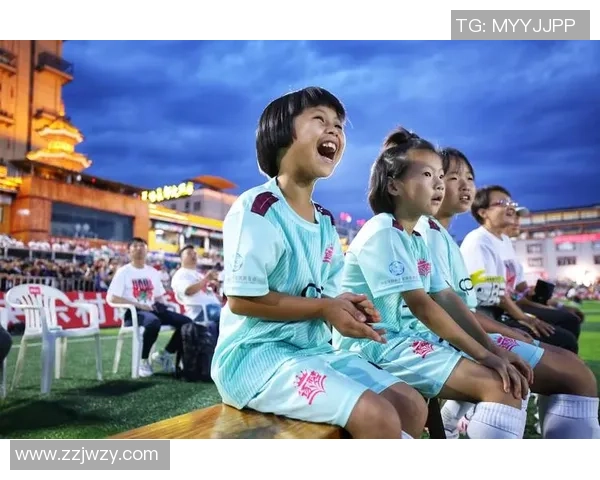 小朋友们的足球梦:模仿足球明星的精彩瞬间与成长故事